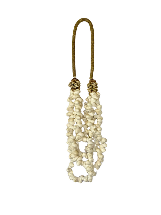 Wall decor necklace shell white