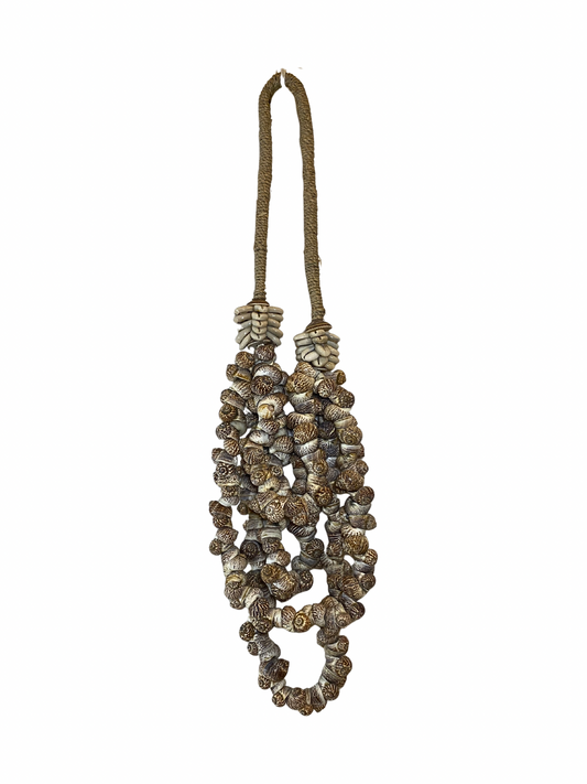 Wall decor necklace shell grey